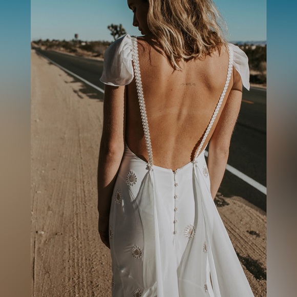 Elegant, Boho, Unique Wedding Dress - “Stevie” by Daughter’s of Simone - Size 6 - Picture 4 of 15